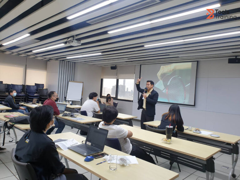 ผู้เรียนกำลังฝึกทักษะการนำเสนอ (Presentation Skills) และการพูดในที่สาธารณะอย่างมั่นใจ โดยใช้เทคนิค Storytelling และภาษากายที่เหมาะสม